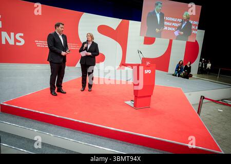 28 juin 2025, Berlin : Bärbel Bas (SPD), ministre fédéral du travail et des Affaires sociales et présidente du parti SPD, et Lars Klingbeil (SPD), ministre fédéral des Finances, vice-chancelier et président fédéral du SPD, participent à la conférence du parti fédéral SPD. Lors de la conférence du parti, le SPD a l'intention d'élire un nouveau comité exécutif et de lancer un processus de programme. Photo : Kay Nietfeld/dpa Banque D'Images