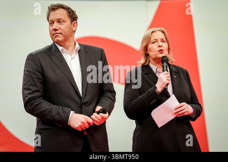 28 juin 2025, Berlin : Bärbel Bas (SPD), ministre fédéral du travail et des Affaires sociales et présidente du parti SPD, et Lars Klingbeil (SPD), ministre fédéral des Finances, vice-chancelier et président fédéral du SPD, participent à la conférence du parti fédéral SPD. Lors de la conférence du parti, le SPD a l'intention d'élire un nouveau comité exécutif et de lancer un processus de programme. Photo : Kay Nietfeld/dpa Banque D'Images