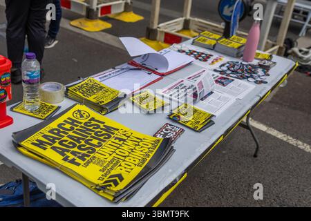 Une contre-manifestation a été organisée par Stand Up to Racism Against Tommy Robbison et les manifestations organisées « The Football Lads » et « for the Children Marching Against Grooming gangs ». Banque D'Images