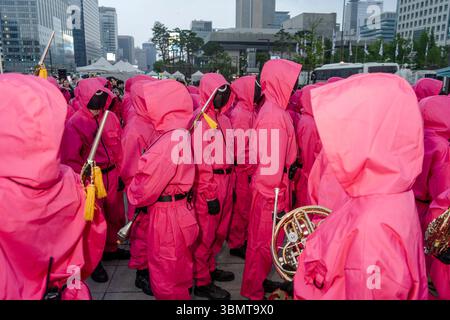 Séoul, Séoul, Corée. 28 juin 2025. Dans la soirée du 28 juin, Un événement final du Squid Game 3 a eu lieu le long du Sejong-daero à Séoul, avec des personnages emblématiques comme Young-hee, Pink Guards, et des gardes rejouant des scènes telles que The O/X vote, marchant de Gwanghwamun à l'hôtel de ville de Séoul accompagnés de groupes jouant la bande originale du spectacle. (Crédit image : © Suh Jeen Moon/ZUMA Press Wire) USAGE ÉDITORIAL SEULEMENT ! Non destiné à UN USAGE commercial ! Crédit : ZUMA Press, Inc/Alamy Live News Banque D'Images