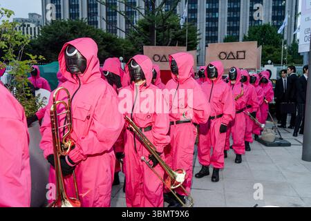Séoul, Séoul, Corée. 28 juin 2025. Dans la soirée du 28 juin, Un événement final du Squid Game 3 a eu lieu le long du Sejong-daero à Séoul, avec des personnages emblématiques comme Young-hee, Pink Guards, et des gardes rejouant des scènes telles que The O/X vote, marchant de Gwanghwamun à l'hôtel de ville de Séoul accompagnés de groupes jouant la bande originale du spectacle. (Crédit image : © Suh Jeen Moon/ZUMA Press Wire) USAGE ÉDITORIAL SEULEMENT ! Non destiné à UN USAGE commercial ! Crédit : ZUMA Press, Inc/Alamy Live News Banque D'Images