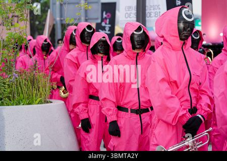 Séoul, Séoul, Corée. 28 juin 2025. Dans la soirée du 28 juin, Un événement final du Squid Game 3 a eu lieu le long du Sejong-daero à Séoul, avec des personnages emblématiques comme Young-hee, Pink Guards, et des gardes rejouant des scènes telles que The O/X vote, marchant de Gwanghwamun à l'hôtel de ville de Séoul accompagnés de groupes jouant la bande originale du spectacle. (Crédit image : © Suh Jeen Moon/ZUMA Press Wire) USAGE ÉDITORIAL SEULEMENT ! Non destiné à UN USAGE commercial ! Crédit : ZUMA Press, Inc/Alamy Live News Banque D'Images