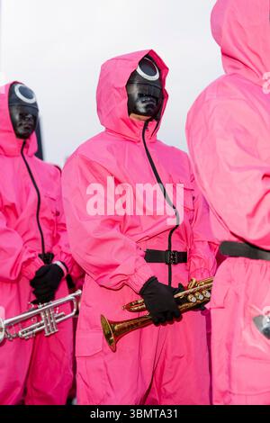 Séoul, Séoul, Corée. 28 juin 2025. Dans la soirée du 28 juin, Un événement final du Squid Game 3 a eu lieu le long du Sejong-daero à Séoul, avec des personnages emblématiques comme Young-hee, Pink Guards, et des gardes rejouant des scènes telles que The O/X vote, marchant de Gwanghwamun à l'hôtel de ville de Séoul accompagnés de groupes jouant la bande originale du spectacle. (Crédit image : © Suh Jeen Moon/ZUMA Press Wire) USAGE ÉDITORIAL SEULEMENT ! Non destiné à UN USAGE commercial ! Crédit : ZUMA Press, Inc/Alamy Live News Banque D'Images