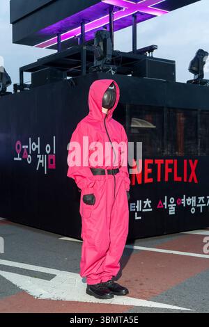 Séoul, Séoul, Corée. 28 juin 2025. Dans la soirée du 28 juin, Un événement final du Squid Game 3 a eu lieu le long du Sejong-daero à Séoul, avec des personnages emblématiques comme Young-hee, Pink Guards, et des gardes rejouant des scènes telles que The O/X vote, marchant de Gwanghwamun à l'hôtel de ville de Séoul accompagnés de groupes jouant la bande originale du spectacle. (Crédit image : © Suh Jeen Moon/ZUMA Press Wire) USAGE ÉDITORIAL SEULEMENT ! Non destiné à UN USAGE commercial ! Crédit : ZUMA Press, Inc/Alamy Live News Banque D'Images