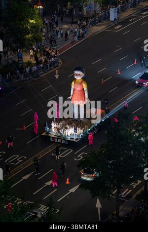 Séoul, Séoul, Corée. 28 juin 2025. Dans la soirée du 28 juin, Un événement final du Squid Game 3 a eu lieu le long du Sejong-daero à Séoul, avec des personnages emblématiques comme Young-hee, Pink Guards, et des gardes rejouant des scènes telles que The O/X vote, marchant de Gwanghwamun à l'hôtel de ville de Séoul accompagnés de groupes jouant la bande originale du spectacle. (Crédit image : © Suh Jeen Moon/ZUMA Press Wire) USAGE ÉDITORIAL SEULEMENT ! Non destiné à UN USAGE commercial ! Crédit : ZUMA Press, Inc/Alamy Live News Banque D'Images