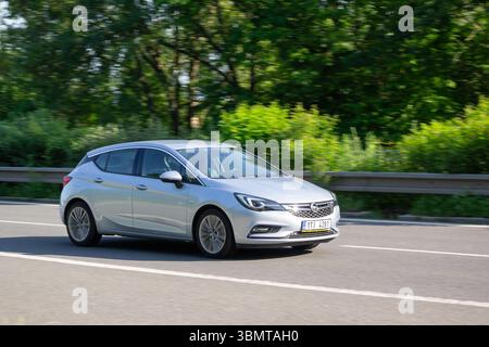 Ostrava, Tchéquie - 13 juin 2025 : Opel Astra K (B16) Silver hatchback car conduisant rapidement, effet de flou de mouvement Banque D'Images