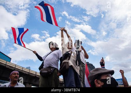 Bangkok, Thaïlande. 28 juin 2025. Des manifestants ont été vus agiter des drapeaux nationaux thaïlandais pendant la manifestation. Des manifestants anti-gouvernementaux se sont rassemblés devant le monument de la victoire à Bangkok pour exiger la démission de la première ministre thaïlandaise Paetongtarn Shinawatra après l'appel téléphonique divulgué d'elle avec l'ancien premier ministre cambodgien Hun Sen concernant une crise politique qui a menacé la confiance dans son leadership. Crédit : SOPA images Limited/Alamy Live News Banque D'Images