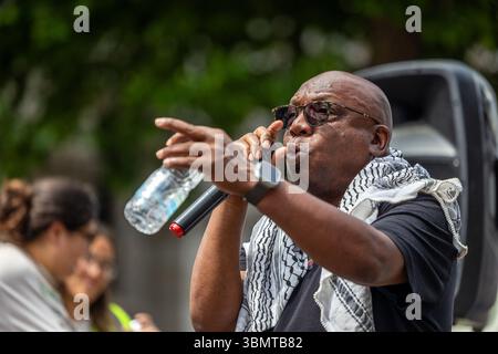 Londres, Royaume-Uni. Samedi 28 juin 2025. Stand Up to Racism a organisé une contre-manifestation près de Downing Street en réponse à une manifestation d’extrême droite intitulée « les gars de football et pour les enfants marchant contre les gangs de toilettage ». Le rassemblement a rassemblé des militants antiracistes qui s'opposaient à ce qu'ils ont décrit comme une tentative d'attiser la division et la haine sous couvert de protection de l'enfance. Crédit : Abdullah Bailey/Alamy Live News Banque D'Images
