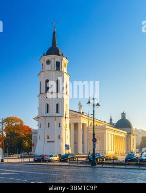 La place de la cathédrale de Vilnius est la place principale de la vieille ville de Vilnius, en Lituanie Banque D'Images