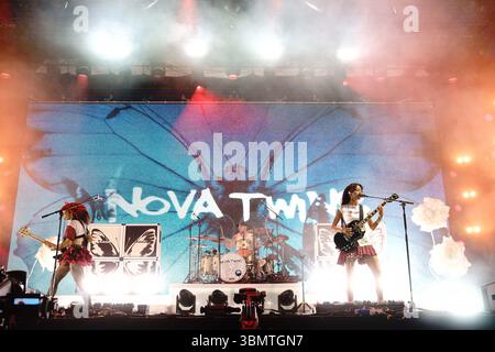 Glastonbury, Angleterre, Royaume-Uni. 28 juin 2025. LES JUMEAUX NOVA jouent sur la scène Woodsies au Glastonbury Festival. L'édition 2025 se déroule du 25 au 29 juin à Pilton, Somerset, attirant plus de 200 000 participants. Le festival met en vedette des têtes d'affiche comme le¯1975, Olivia Rodrigo et Neil Young. (Crédit image : © Joao Daniel Pereira/ZUMA Press Wire) USAGE ÉDITORIAL SEULEMENT ! Non destiné à UN USAGE commercial ! Crédit : ZUMA Press, Inc/Alamy Live News Banque D'Images