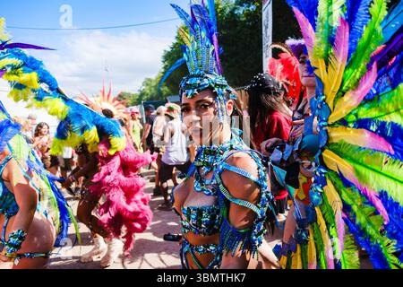 Pilton, Somerset, Royaume-Uni. 28 juin 2025. Des danseurs de Notting-Hill vus autour du festival lors du Glastonbury Festival 2025 à Worthy Farm, Pilton, Royaume-Uni le 28 juin 2025. Crédit photo : Julie Edwards. Crédit : JEP Celebrity photos/Alamy Live News Banque D'Images
