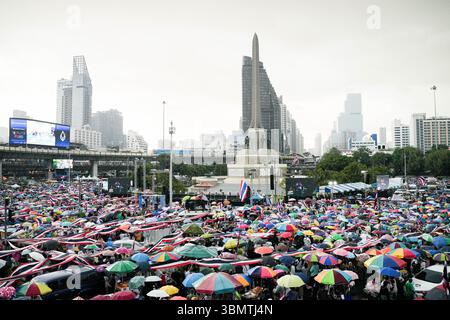 Bangkok, Bangkok, Thaïlande. 28 juin 2025. Des milliers de personnes demandent au premier ministre Paetongtarn de démissionner suite à une fuite d'appel avec l'ex-chef du Cambodge considéré comme insultant à l'armée thaïlandaise. (Crédit image : © Hyunwoo Yoon/ZUMA Press Wire) USAGE ÉDITORIAL SEULEMENT ! Non destiné à UN USAGE commercial ! Crédit : ZUMA Press, Inc/Alamy Live News Banque D'Images