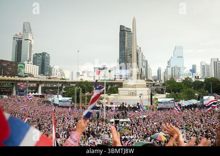 Bangkok, Bangkok, Thaïlande. 28 juin 2025. Des milliers de personnes demandent au premier ministre Paetongtarn de démissionner suite à une fuite d'appel avec l'ex-chef du Cambodge considéré comme insultant à l'armée thaïlandaise. (Crédit image : © Hyunwoo Yoon/ZUMA Press Wire) USAGE ÉDITORIAL SEULEMENT ! Non destiné à UN USAGE commercial ! Crédit : ZUMA Press, Inc/Alamy Live News Banque D'Images