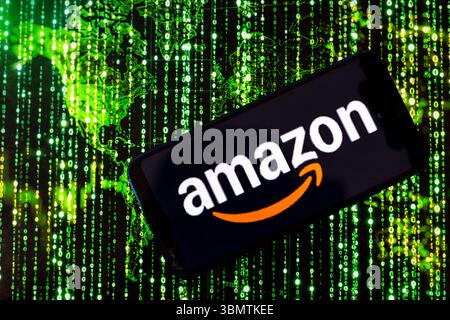 Dans cette illustration de photo, le logo Amazon est montré sur un téléphone portable contre l'illustration d'une carte du monde et illustration matricielle affichée sur un écran d'ordinateur alors qu'Amazon construit le plus grand superordinateur jusqu'à présent aux États-Unis. Banque D'Images