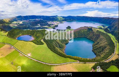 Les plus beaux endroits pittoresques de l'île des Açores - merveilleux lacs émeraude Sete Cidades lagunes, vue aérienne à grand angle des cratères volcaniques de Boca do Inferno Banque D'Images