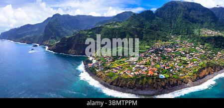 Paysage naturel de l'île de Madère. Panorama drone aérien du village de Ponta Delgada sur la côte nord. Portugal voyage Banque D'Images