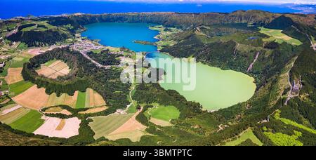 Île des Açores les plus beaux endroits pittoresques - merveilleux lacs émeraude Sete Cidades lagunes, drone vue aérienne des cratères volcaniques. Portugal, Sao Miguel Banque D'Images