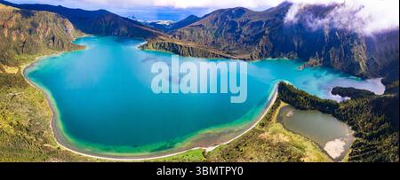 Beautifulnature de l'île des Açores, lac turquoise à couper le souffle Lago de Fuego (Lagoa do Fogo) vue aérienne grand angle drone. Île de Sao Miguel, Portugal Banque D'Images