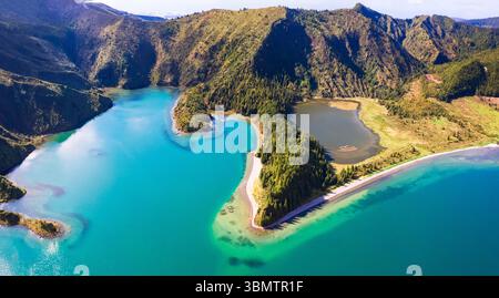 Belle nature de l'île des Açores, lac turquoise à couper le souffle Lago de Fuego (Lagoa do Fogo) vue aérienne à grand angle drone. Île Sao Miguel, Portuga Banque D'Images
