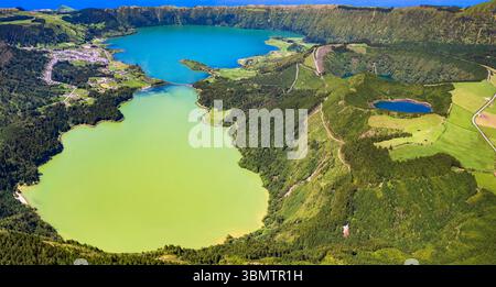 Les plus beaux endroits pittoresques de l'île des Açores - merveilleux lacs émeraude Sete Cidades lagunes, vue aérienne à grand angle des cratères volcaniques. Portugal, Sao M Banque D'Images