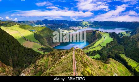 Les plus beaux endroits pittoresques de l'île des Açores - merveilleux lacs émeraude Sete Cidades lagunes, vue aérienne à grand angle des cratères volcaniques de Boca do Inferno Banque D'Images