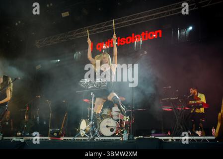 Haim se produit sur la scène du parc pendant le festival de Glastonbury à Worthy Farm dans le Somerset. Date de la photo : samedi 28 juin 2025. Banque D'Images