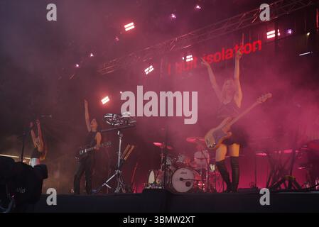 Haim se produit sur la scène du parc pendant le festival de Glastonbury à Worthy Farm dans le Somerset. Date de la photo : samedi 28 juin 2025. Banque D'Images
