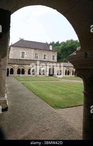Cloître de l'abbaye de Fontenay Marmagne France Banque D'Images