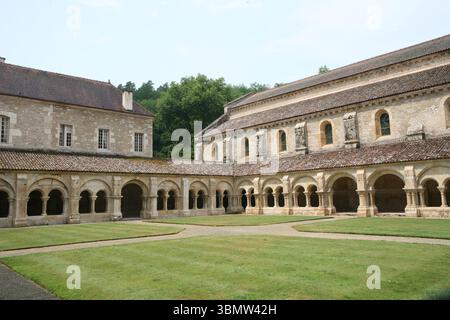 Cloître de l'abbaye de Fontenay Marmagne France Banque D'Images