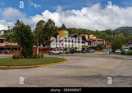 Rond-point central dans la station balnéaire de Monte Verde avec des restaurants de style alpin, des boutiques et des installations touristiques sous le ciel bleu. Banque D'Images