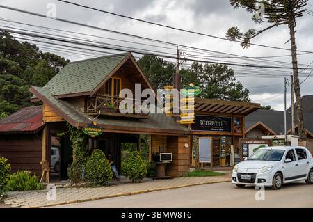 En bois Companhia Passeios de Jeep agence touristique et Terravert agence immobilière avec panneau touristique sur l'avenue Monte Verde sous les nuages. Banque D'Images