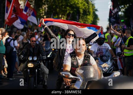 Belgrade, Serbie. 28 juin 2025. Étudiants et citoyens se rassemblent lors d'une manifestation de masse contre le gouvernement serbe, exigeant des élections anticipées et des mesures contre la corruption. La manifestation, qui s'inscrit dans le cadre d'un mouvement civique croissant, s'est déroulée pacifiquement dans le centre de Belgrade, avec des banderoles, des chants et une présence policière importante. Crédit : Marko Dimić/Alamy Live News Marko Dimic/Alamy Live News Banque D'Images