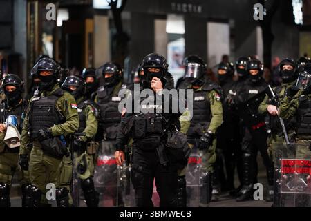 Belgrade, Serbie. 28 juin 2025. Étudiants et citoyens se rassemblent lors d'une manifestation de masse contre le gouvernement serbe, exigeant des élections anticipées et des mesures contre la corruption. La manifestation, qui s'inscrit dans le cadre d'un mouvement civique croissant, s'est déroulée pacifiquement dans le centre de Belgrade, avec des banderoles, des chants et une présence policière importante. Crédit : Marko Dimić/Alamy Live News Marko Dimic/Alamy Live News Banque D'Images
