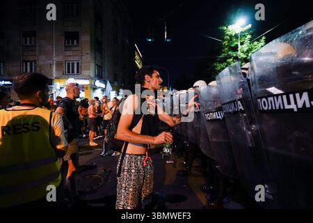 Belgrade, Serbie. 28 juin 2025. Étudiants et citoyens se rassemblent lors d'une manifestation de masse contre le gouvernement serbe, exigeant des élections anticipées et des mesures contre la corruption. La manifestation, qui s'inscrit dans le cadre d'un mouvement civique croissant, s'est déroulée pacifiquement dans le centre de Belgrade, avec des banderoles, des chants et une présence policière importante. Crédit : Marko Dimić/Alamy Live News Marko Dimic/Alamy Live News Banque D'Images