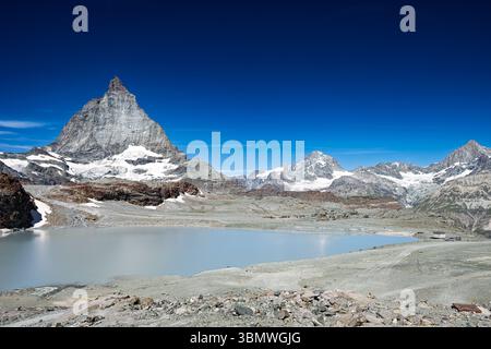 Une vue imprenable sur le Cervin reflétant dans un lac serein par temps clair. Banque D'Images