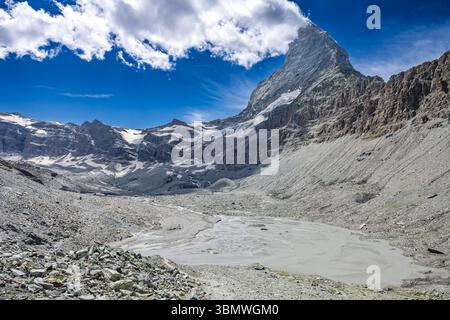 Une vue du sommet du Cervin en Suisse, avec une rivière glaciaire au premier plan. Banque D'Images
