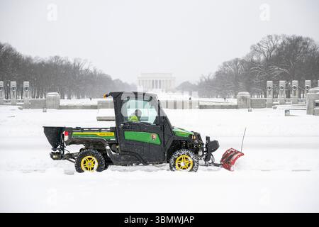 Le United States Park Service chasse la neige sur le National Mall alors que la neige recouvre la ville de Washington, D.C. Banque D'Images