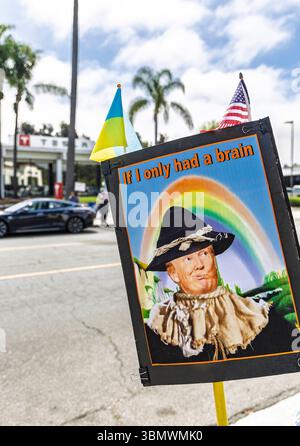 Santa Barbara, États-Unis. 28 juin 2025. Santa Barbara, Doge doit partir ! ! ! Les manifestations contre Tesla se poursuivent au concessionnaire Tesla de Santa Barbara, CA, le 28 juin 2025. (Photo de Rod Rolle/Sipa USA) crédit : Sipa USA/Alamy Live News Banque D'Images