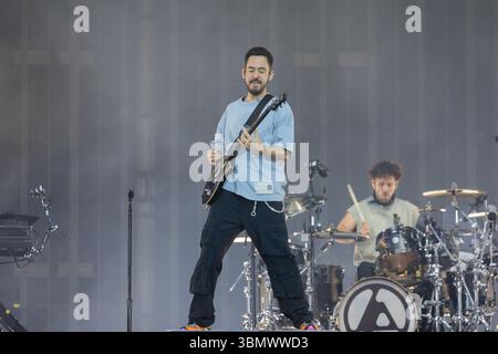 Londres, Royaume-Uni. 28 juin 2025. Mike Shinoda et Colin Brittain (à droite) du groupe de rock américain Linkin Park jouent au stade de Wembley dans le cadre de la tournée From Zero World Tour du groupe. Crédit : Katie Collins/EMPICS/Alamy Live News Banque D'Images