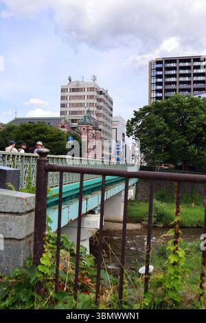 28 juin 2025, Morioka, Préfecture d'Iwate, Japon. Bâtiment de briques rouges de la banque Morioka et paysages environnants. Banque D'Images