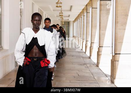 Paris, Frankreich. 28 juin 2025. KOLOR printemps-été 2026 défilé pendant la semaine de la mode de Paris Menswear le 2025 juin - Paris, France 28/06/2025 crédit : dpa/Alamy Live News Banque D'Images