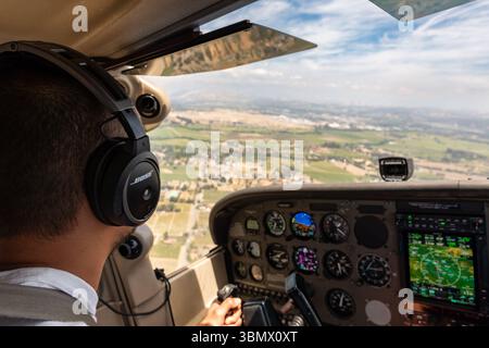 Santa Rosa, États-Unis - 25 juin 2023 : vue aérienne du cockpit d'un petit pilote d'avion volant au-dessus des champs agricoles et des collines du pays viticole dans le comté de Sonoma Banque D'Images