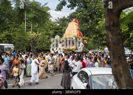 Les dévots hindous participent à la procession religieuse de Rath Yatra à Guwahati, en Inde, le 27 juin 2025. Rath Yatra, également connu sous le nom de Festival chariot, est un ma Banque D'Images