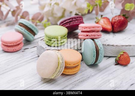 Natures mortes, macarons français. macarons café, chocolat, vanille et framboise Banque D'Images