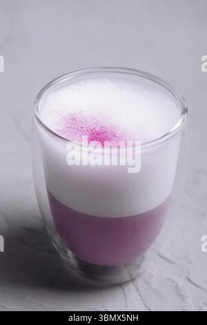Nature morte, latte matcha rose au lait gros plan Banque D'Images