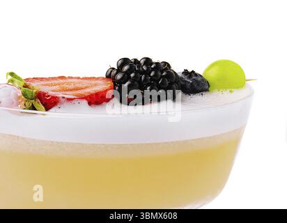Nature morte de nourriture, gros plan cocktail jaune avec de la mousse blanche avec des baies Banque D'Images