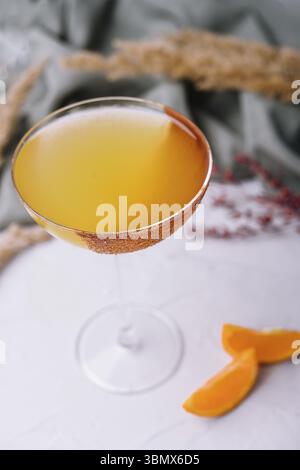 Nourriture morte-vie, verre de cocktail orange sidecar en gros plan Banque D'Images