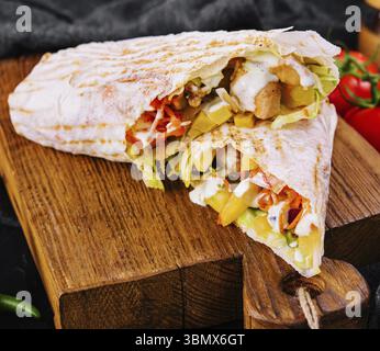 Nourriture morte-vie, délicieux shawarma de poulet sur planche de bois Banque D'Images