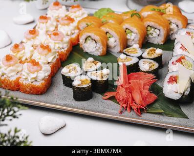Nature morte, sushis frais cuisine japonaise traditionnelle sur grande assiette Banque D'Images