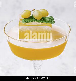 Nourriture nature morte, cocktail d'été - Pornstar Martini sur blanc Banque D'Images